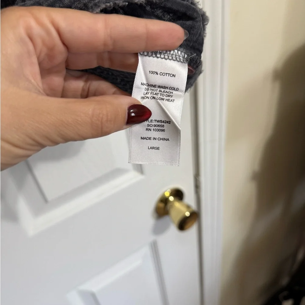 Casual Gray Button-Up Airy Cropped Shirt - Picture 5 of 5